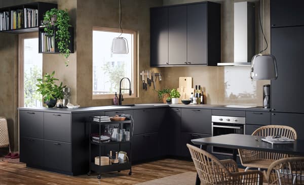 Cuisine IKEA avec des tables et chaises.