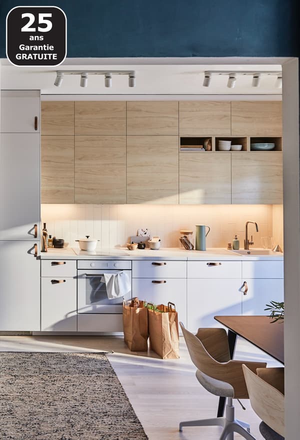 Cuisine IKEA METOD avec portes ASKERSUND effet frêne clair et tapis tissé plat MELHOLT en jute et laine MELHOLT pour une cuisine zen.