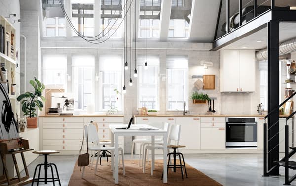 Cuisine intégrée avec portes VEDDINGE en blanc dans un espace ouvert de type loft.