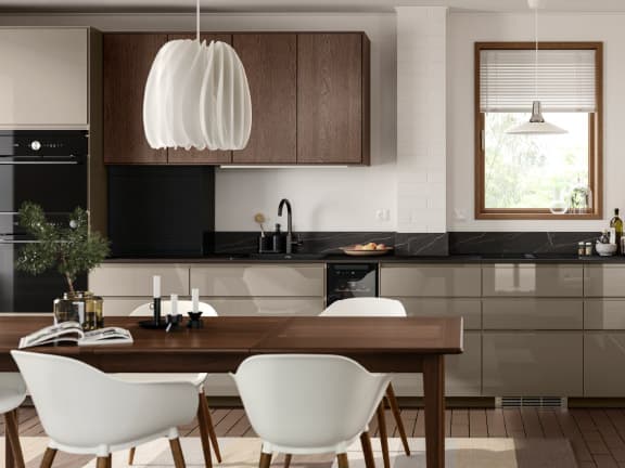 Cuisine spacieuse couleur bois et blanc