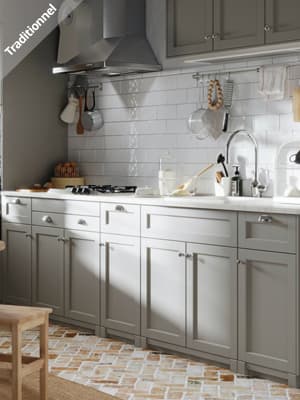 Cuisine traditionnelle grise avec sol en tomette 