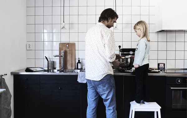 Cuisiner et faire de la pâtisserie avec les enfants.