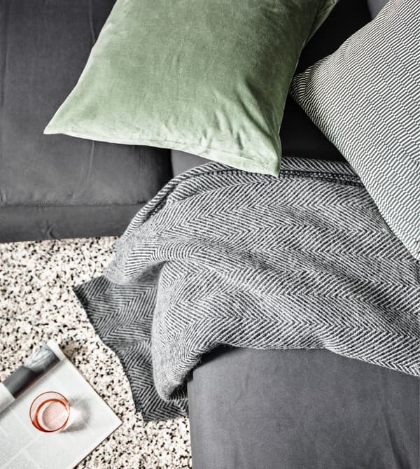 Curl up and enjoy a good book in your living room! Get cosy with a soft throw. IKEA has a wide selection of home textiles and throws, such as IKEA STRIMLÖNN. It’s made in warm wool with a classic herringbone design and detailed edging.