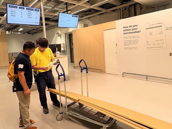 Customer at Click and collection point at IKEA Alexandra