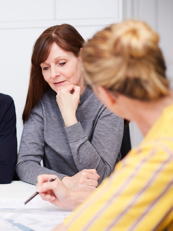 Customer discussing with CW 