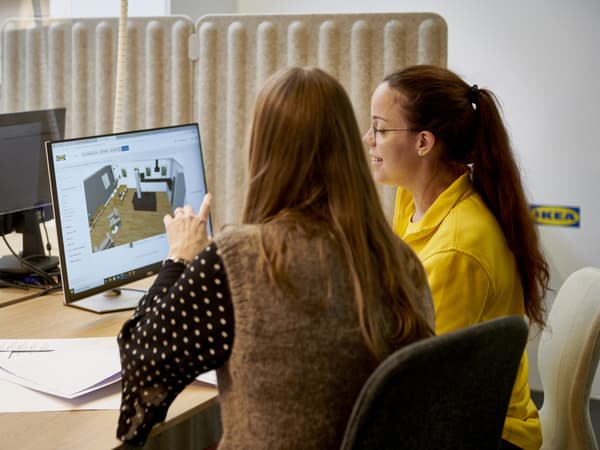 customer gets support at computer from IKEA expert to plan home furnishing solution