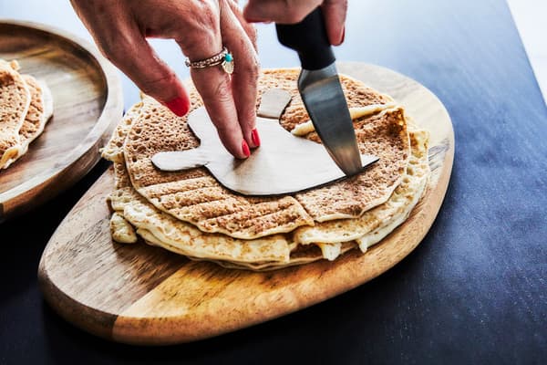Cut out some scary pancakes with a knife. IKEA offers ready-made frozen pancakes that are easy to heat up. Serve on a side plate such as ARV in lilac and ÖVERSIKT dotted low glasses that are easy for the kids to grab and drink from!