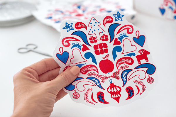 Cut out the napkin motif and stick it on