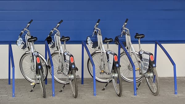 Cyklostání u obchodního domu IKEA Praha - Zličín se čtyřmi sdílenými koly