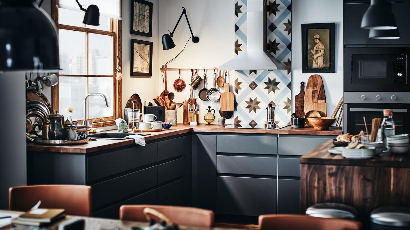 czarna kuchnia z drewnianymi blatami