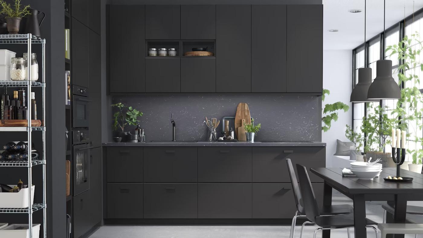 czarna matowa kuchnia w kształcie litery L