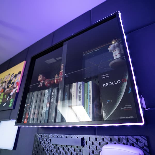 Czarna witryna UPPSPEL wisząca na ścianie.