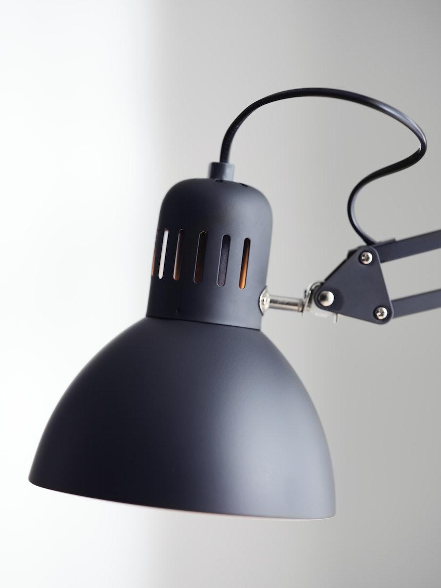 Czarne welurowe poduszki.