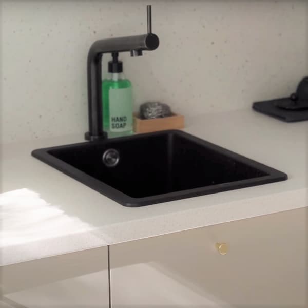 Czarny zlew KILSVIKEN  z baterią.