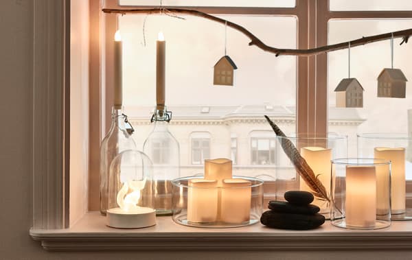 Da IKEA trovi tante soluzioni e idee per decorare il soggiorno per le feste. Come le candele a LED LJUSANDE alimentate a batterie o i ceri a LED GODAFTON in colori naturali. - IKEA