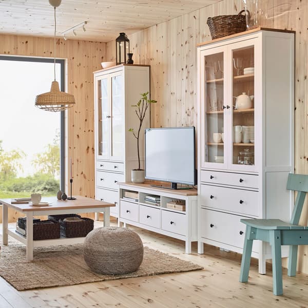 Dallo stile fresco e pulito, la nuova serie HEMNES offre mobili, tavolini e librerie in pino massiccio, per portare un’atmosfera naturale nel tuo soggiorno – IKEA