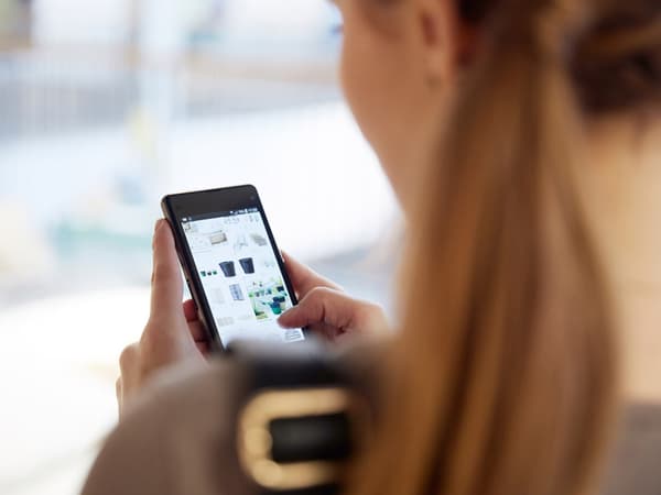 Dame kigger på sin telefon.