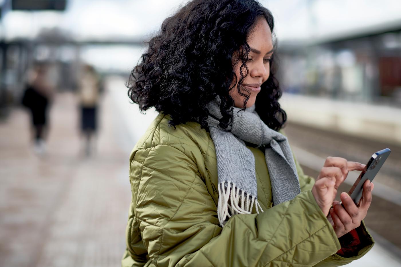 dame sur son téléphone