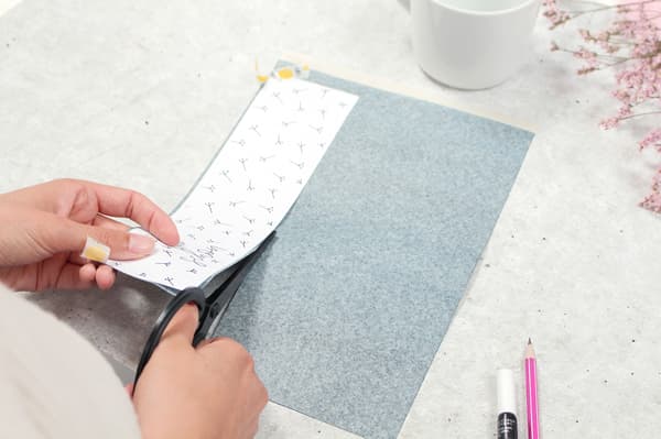 Danach befestigt man das Papier an einem Kohlepapier und schneidet den Überschuss weg.