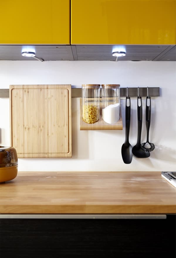 Dankzij dit wandrek in de keuken ligt het eet‑ en kookgerei niet op het aanrecht.
