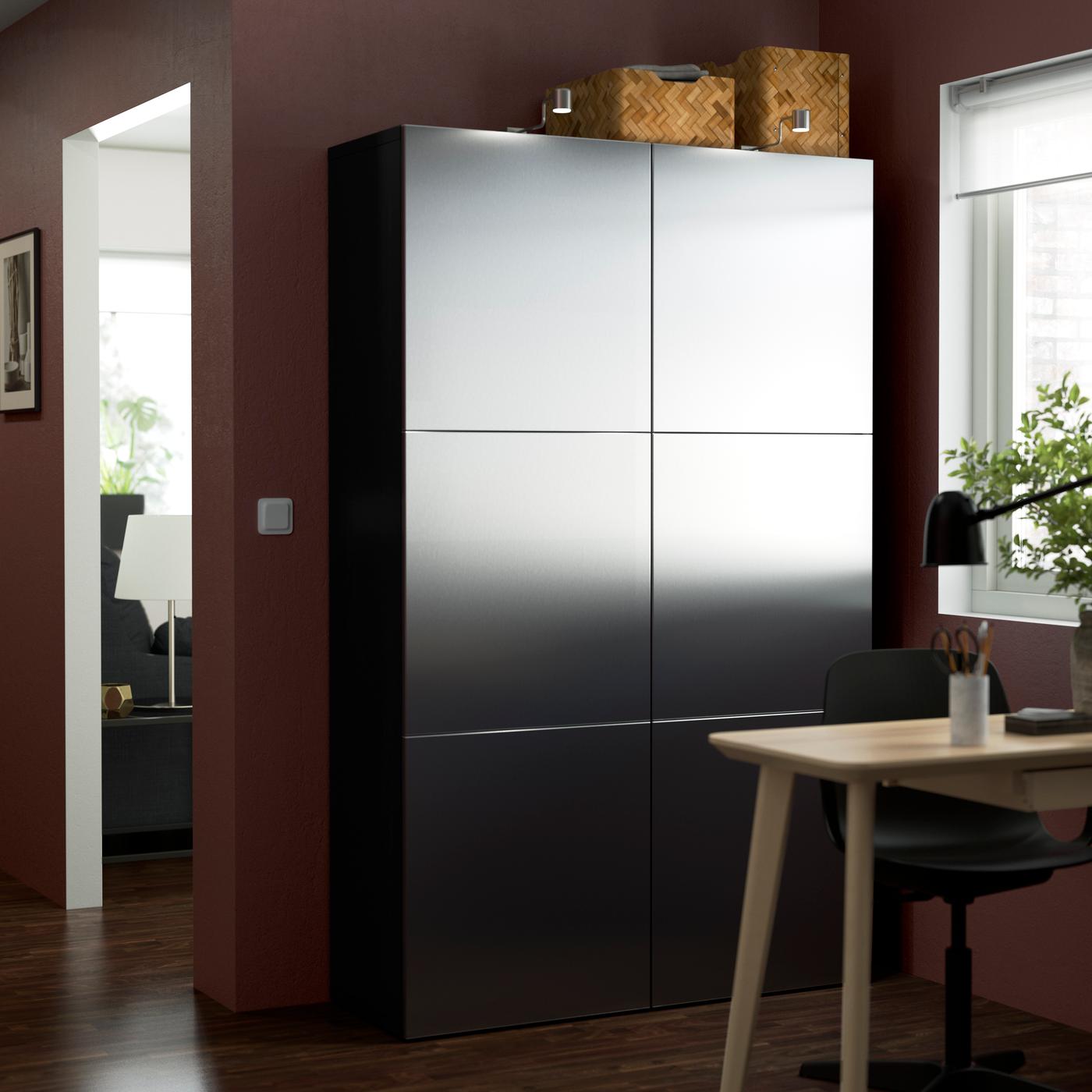 Dans un coin salle à manger, un meuble de rangement BESTA.