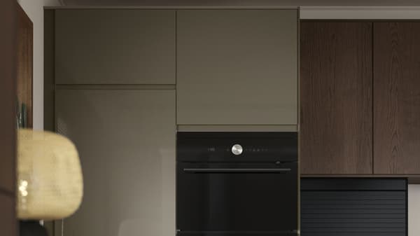 Dans une cuisine blanche, les meubles bas sont dotés de façades VOXTORP gris foncé-brun très brillantes et les meubles hauts de façades SINARP brunes.