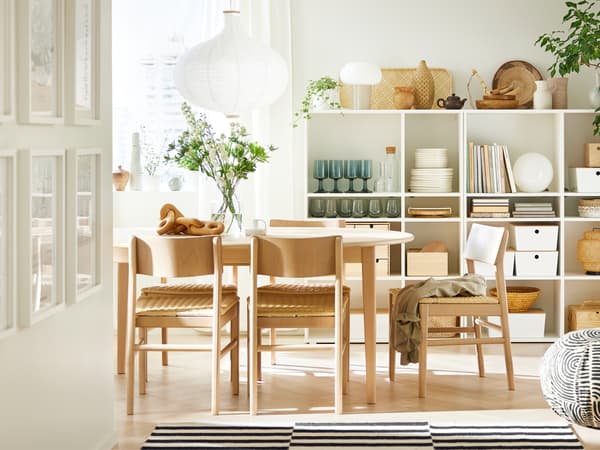 Dans une pièce au sol en bois, table ronde extensible SKANSNÄS plaquée hêtre clair et chaises SKANSNÄS en hêtre clair.