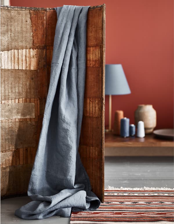 D'après nous, l'une des grandes tendances à venir consistera à combiner des couleurs de terre rouges avec des accents bleus et des meubles en bois foncé.