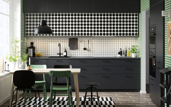 Dapur IKEA SEKTION boleh disesuaikan selanjutnya dengan bahagian depan pintu YTTERBYN yang menarik, yang bercorak klasik serta menarik seperti tompok dan jalur hitam putih.