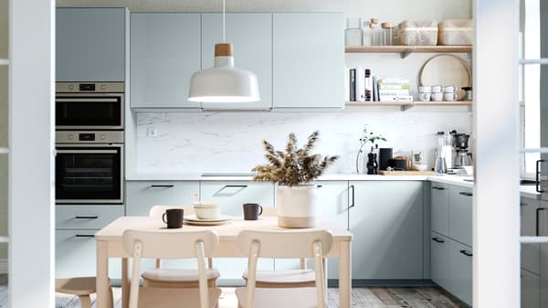 Dapur METOD dengan bahagian hadapan dapur berwarna kelabu-biru cerah sangat berkilat KALLARP, meja RÖNNINGE dengan empat kerusi dan lampu dinding.