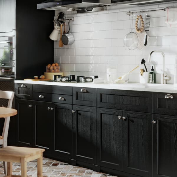 Dapur METOD dengan pintu depan LERHYTTAN dan kabinet dinding berpintu. 