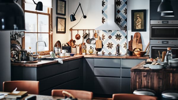 Dapur METOD yang moden dengan bahagian hadapan berwarna kelabu gelap dan permukaan atas kerja kayu serta penahan percikan jubin dapur.