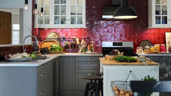 Dapur SEKTION/MAXIMERA dengan permukaan atas kerja EKBACKEN dan dua troli dapur BEKVÄM kayu birch yang membentuk pulau dapur.