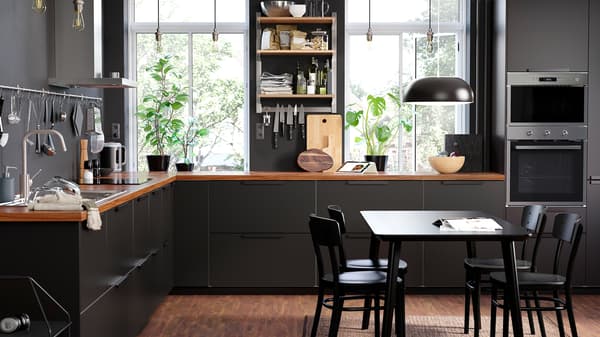 Dapur yang anggun dengan rel gantungan dengan para KUNGSFORS terbuka dan laci KUNGSBACKA tertutup berwarna antrasit.