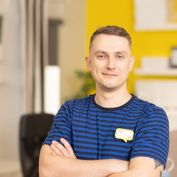 Дариус Римкус — руководитель отдела дизайна интерьера в синей униформе IKEA
