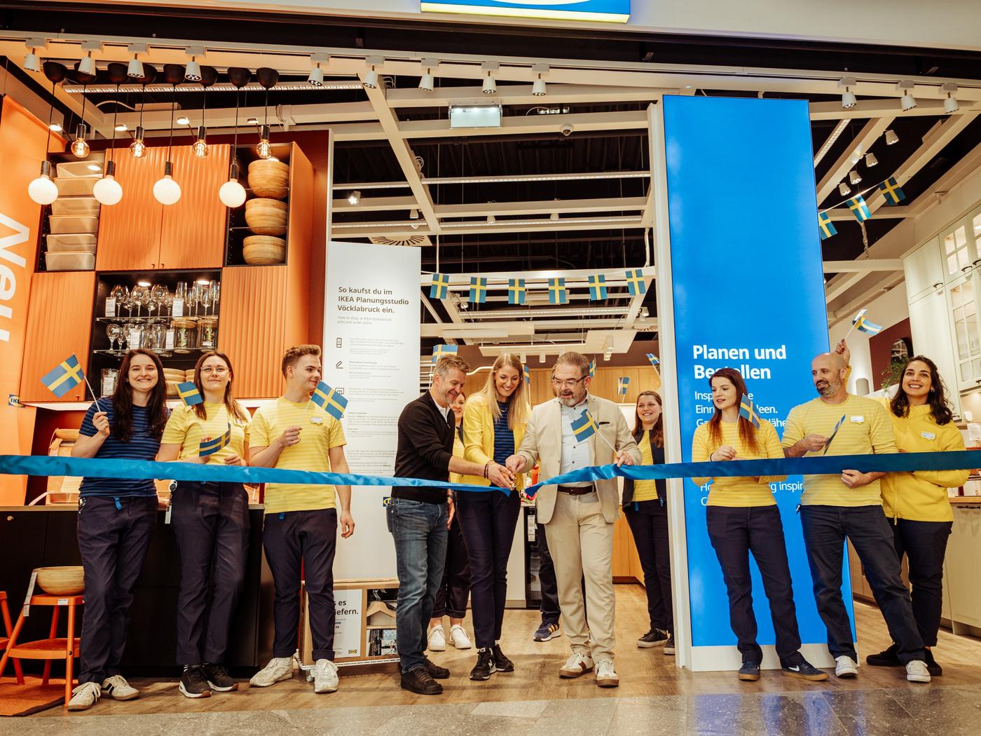 Das Band wird feierlich durchgeschnitten und das Planungsstudio in Vöcklabruck eröffnet.