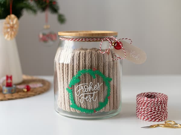 Das bemalte und dekorierte Glas wird mit Geschenken befüllt.