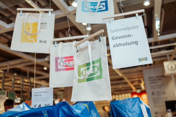 Das Bild zeigt die limitierten IKEA Festival Taschen hängend in unserem Store.
