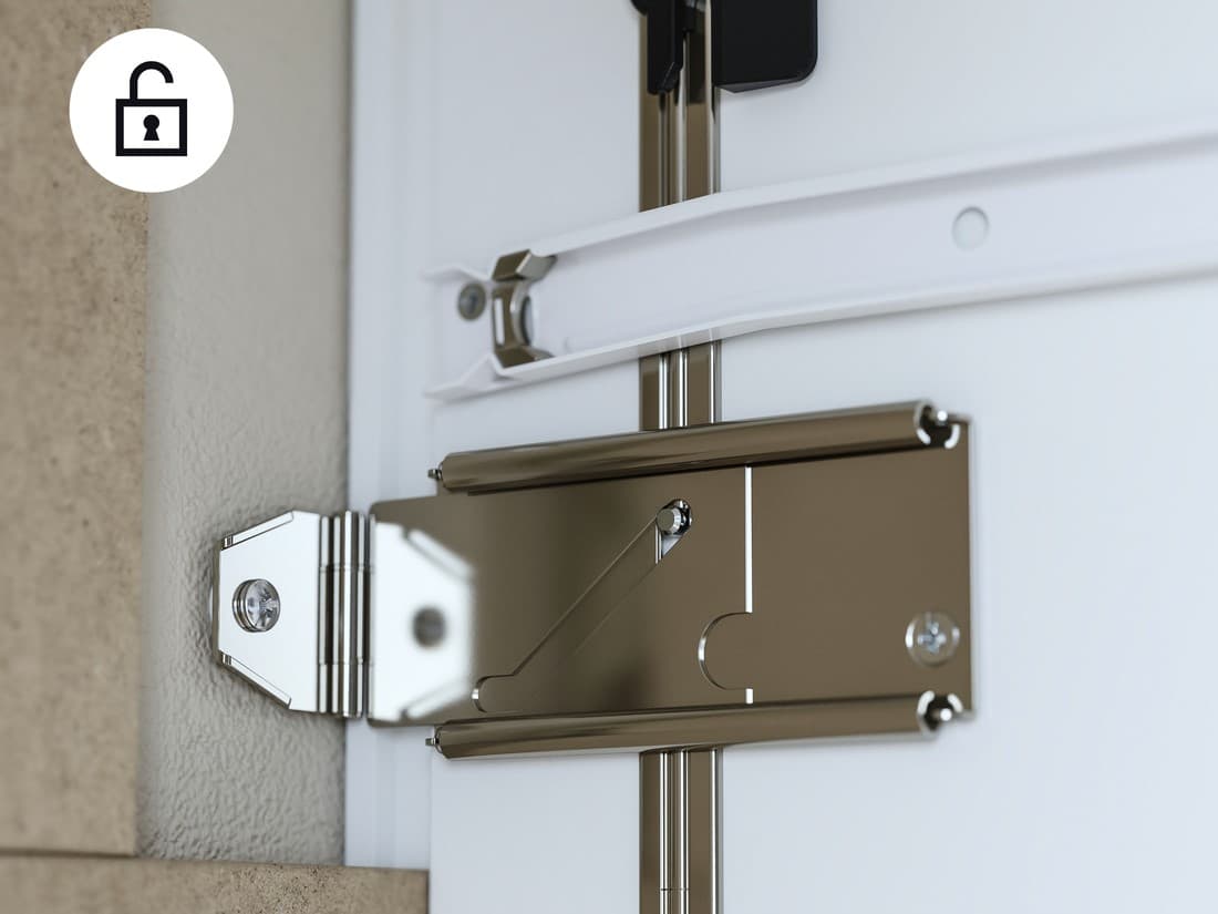 Das Bild zeigt ein Sicherheitsmechanismus an einer Tür, vermutlich ein Riegelschloss mit Zusatzsicherung. Es handelt sich um ein verchromtes Türsicherheitsbeschlag-Element, das offenbar in geöffneter Position dargestellt ist