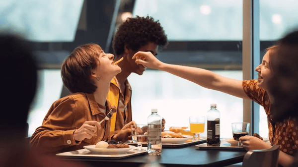Das Bild zeigt eine Familie essend im Schwedischen Restaurant.