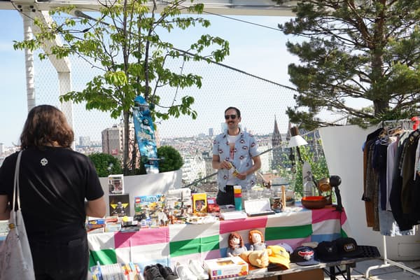 Das Bild zeigt einen Ausstellerstand bei unserem Flohmarkt auf unserer Dachterrasse