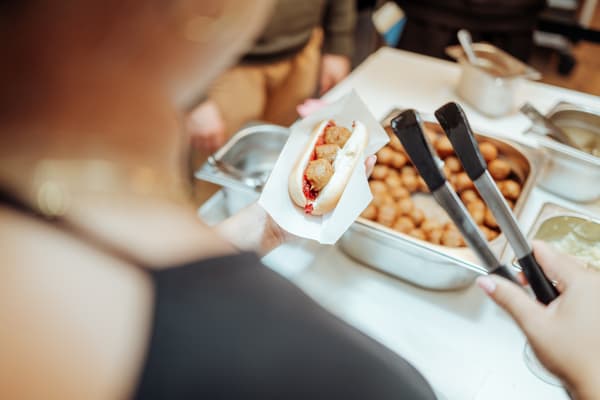 Das Bild zeigt einen IKEA Hotdog-Bun mit Fleischbällchen