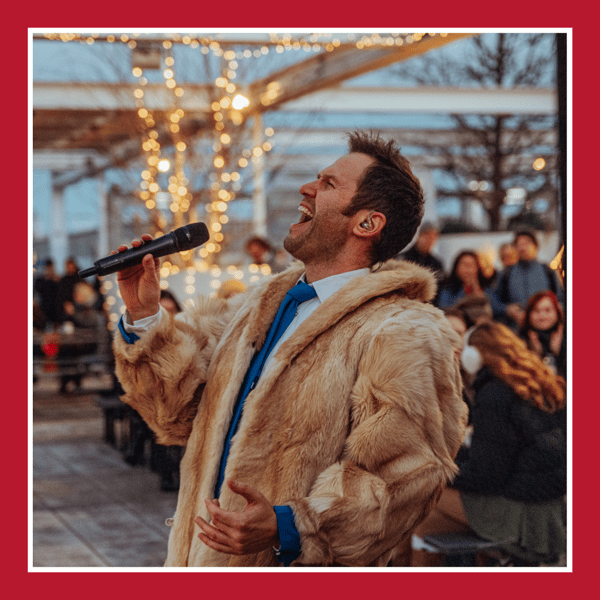 Das Bild zeigt einen Sänger mit warmer Pelzjacke auf der IKEA Dachterrasse.