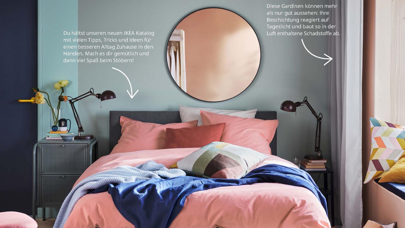 Das Cover des neuen IKEA Katalogs - ein graues Bett mit rosa Bettwäsche und darüber ein runder Spiegel.