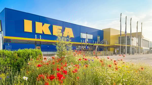 Das Einrichtungshaus IKEA Linz Haid in Blumen gebettet mit Sonnenaufgang