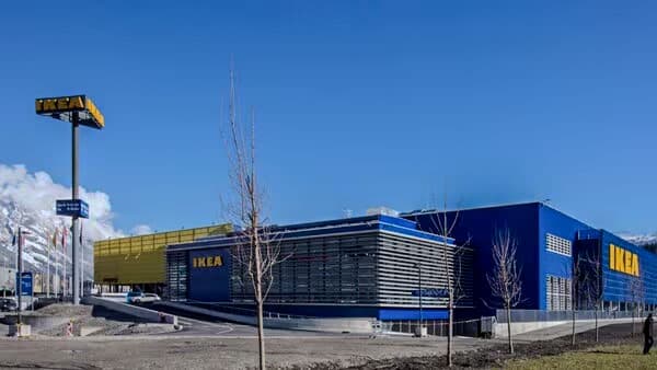 Das Einrichtungshaus Innsbruck bei strahlendem Sonnenschein.