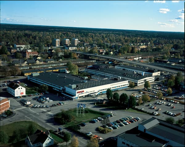Das erste IKEA Einrichtungshaus in Älmhult mit Ortssicht und Bahnhof.