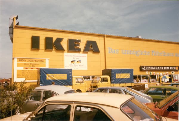 Das erste IKEA Einrichtungshaus in Deutschland in gelb mit schwarzem IKEA Schriftzug.