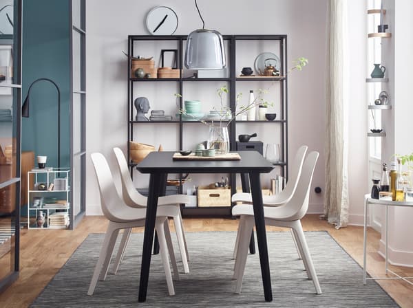 Das Geheimnis zu einem stilvollen Esszimmer? Designikonen wie Preisträger IKEA ODGER Stühle weiss/beige und LISABO Tisch schwarz.