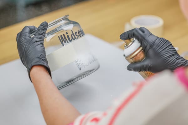 Das Glas wird mit Lack besprüht.